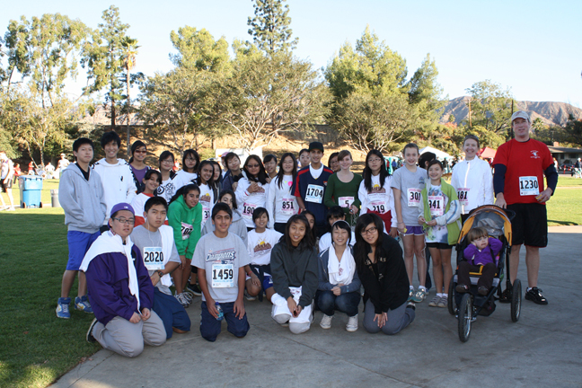  Rosemont Middle School Builders Club members were ready to run at the Thanksgiving’s Day Run and Food Drive. Far right is James Mackey, teacher and mentor for Students Run L.A. Builder’s Club mentor Laura Navaez-Rivera, not pictured, was at the run to support the club. Photos by Mary O’KEEFE
