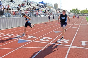 Parker Averill and Alex Damia winning the 400m.