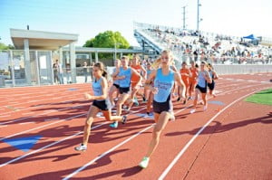 Cali King, Melnyk, and Brook Moultrie running the 1600m one lap into the race
