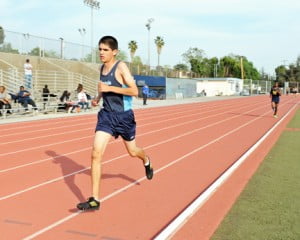 Aaron Esparza winning the 3200m