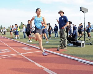 Kayleigh Carrillo anchor leg finish of the 1600m Relay 