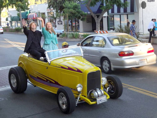 CHOICE 2 Classic cars along Honolulu