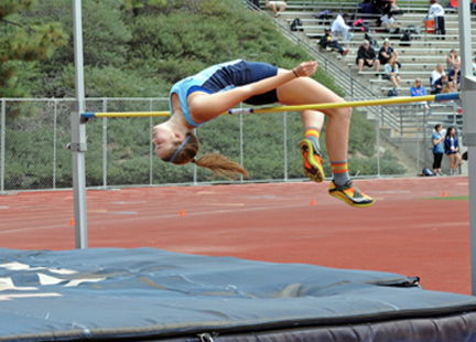 Claire Codding jumped 4-10 and unfortunately did not advance. Photos by Leonard COUTIN