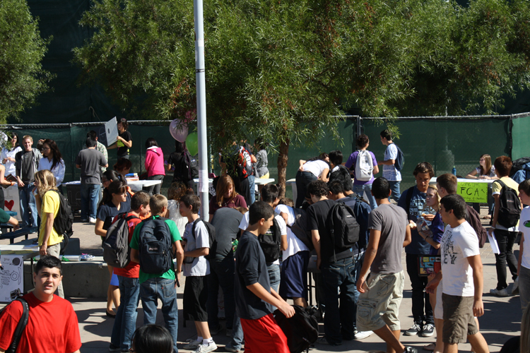 Finding their club of choice » Students at Crescenta Valley High School crowded the school quad this week, checking out the various clubs offered.