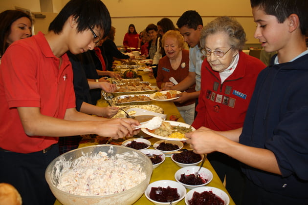 Students served up Thanksgiving Day dinner a little early at Holy Redeemer School on Monday for members of the Pioneer Club of the Foothills. Photos by Mary O’KEEFE 