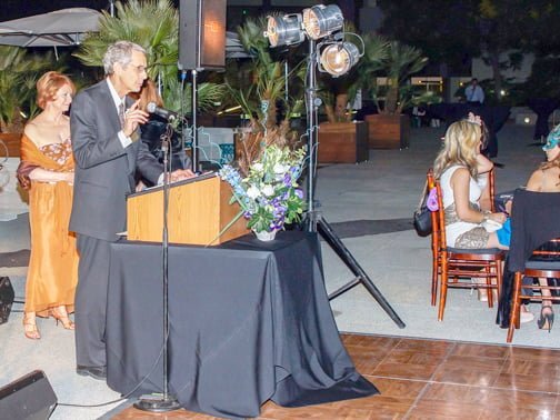 Photos courtesy of Armen KALOMIAN Newly installed Glendale Chamber of Commerce president Scott Drolet, with executive director Judee Kendall standing behind him, addresses the guests of the Masquerade Gala. Glendale Chamber Welcomes New Chair