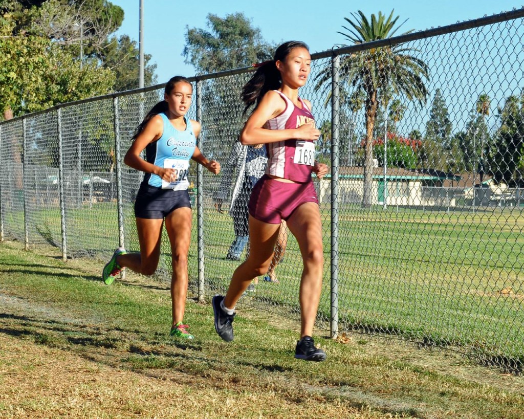 Photos by Leonard COUTIN Arcadia lead runner Yamane and Melnyk running ahead of the pack on first mile.