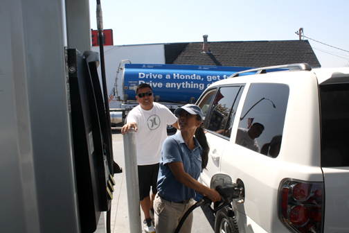 Helpful Honda Guys Fill Up
