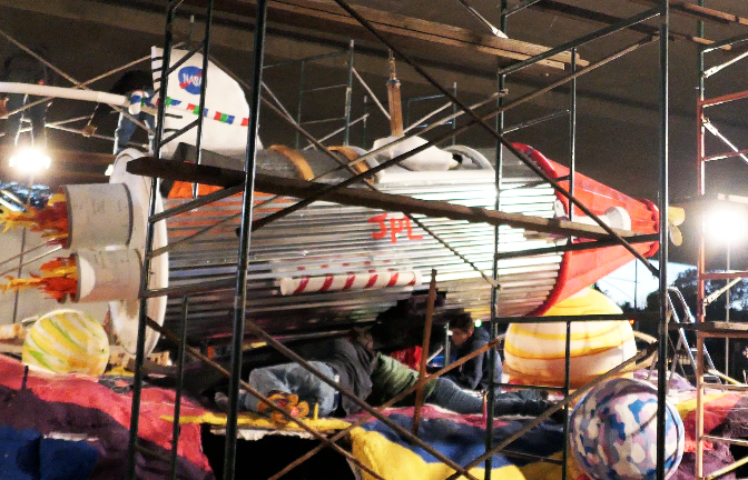 La Cañada Readies Parade Float
