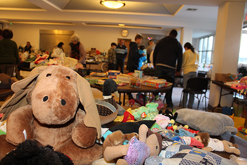 Define Rummage Annual Rummage Sale Attracts Customers - Crescenta Valley Weekly